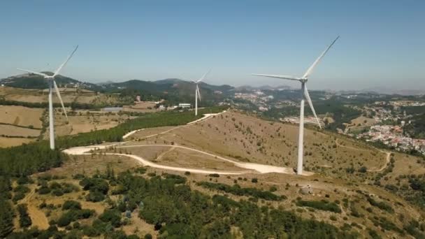 Luftaufnahme energieerzeugender Windenergieanlagen, Portugal — Stockvideo