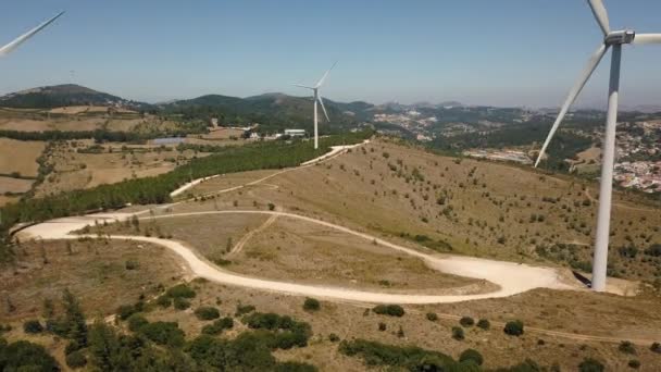 Luftaufnahme energieerzeugender Windenergieanlagen, Portugal — Stockvideo