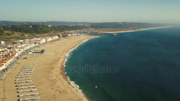 Vista sobre Nazare costa atlântica e praia de areia em Portugal. Voo em um drone — Vídeo de Stock