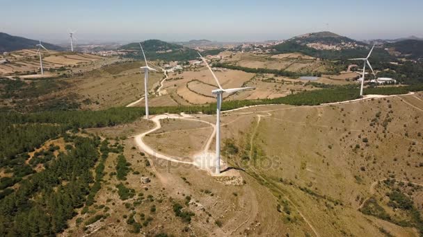 Luchtfoto van energieproducerende windturbines, Portugal — Stockvideo