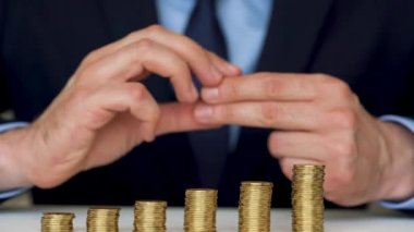 Adam yığın altın sikke sütun artan içine