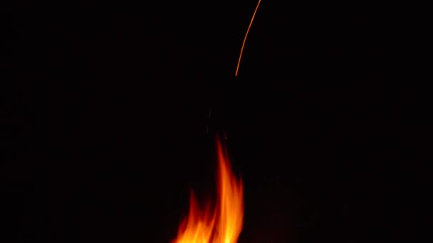 Fire burns at night in a tourist camp. Shot with long exposure — Stock Video