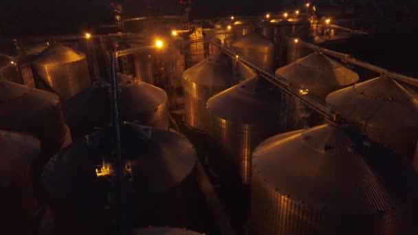 Полет под зернохранилищами и лифтами или хранение нефти ночью — стоковое видео
