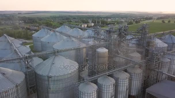 穀倉とエレベーターや日没の石油の貯蔵の下フライト — ストック動画