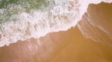 Üstten Görünüm ıssız bir Beach. Portekiz Atlantik Okyanusu kıyısında