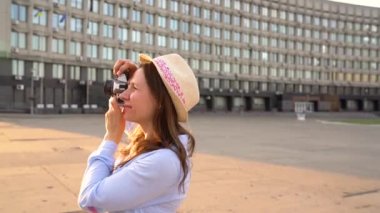 3 in 1 video. Kız şehir ve turistik fotoğraflarını alarak çevresinde bir film kamerası üzerinde yürüyor