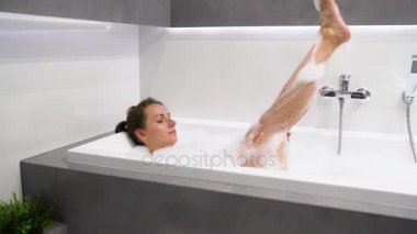 Kadın rahatlatır ve banyo köpüğü ile alır
