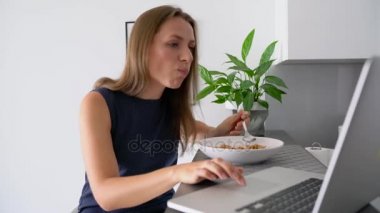 Çekici kadın bir kahvaltı yaparken onu laptop kullanma