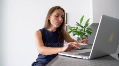 Çekici kadın bir kahvaltı yaparken onu laptop kullanma