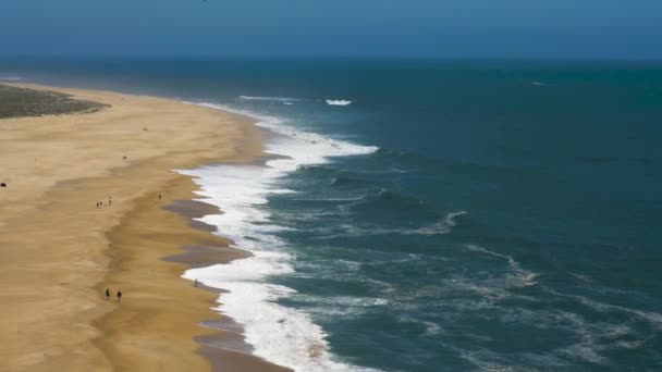 Issız bir sahilde yükseklikten görüntüleyin. Portekiz Atlantik Okyanusu kıyısında — Stok video