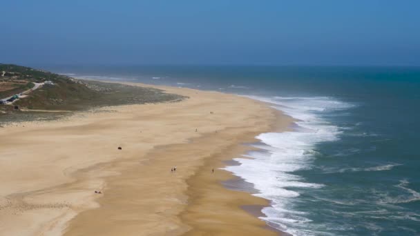 Θέα από το ύψος σε μια ερημική παραλία. Στην πορτογαλική ακτή του Ατλαντικού Ωκεανού — Αρχείο Βίντεο