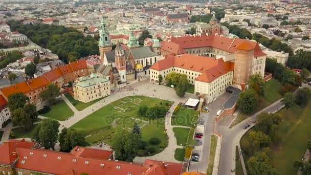 Nézd meg a Krakkó történelmi Wawel kastély a magasból — Stock videók