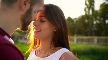 Gün batımında sokakta öpüşme aşık genç Çift