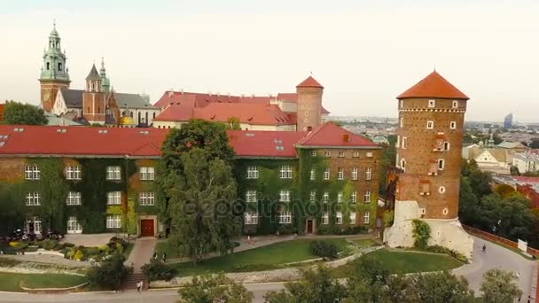Vista das alturas do Castelo Wawel no centro histórico de Cracóvia — Vídeo de Stock