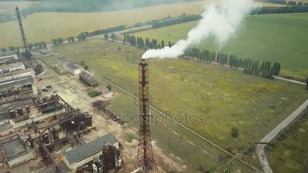 Fabriek rook stack - olie raffinaderij, petrochemische of chemische fabriek — Stockvideo