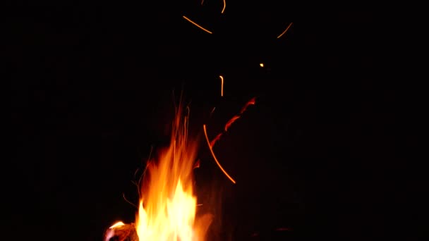 El fuego arde por la noche en un campamento turístico. Movimiento lento — Vídeo de stock