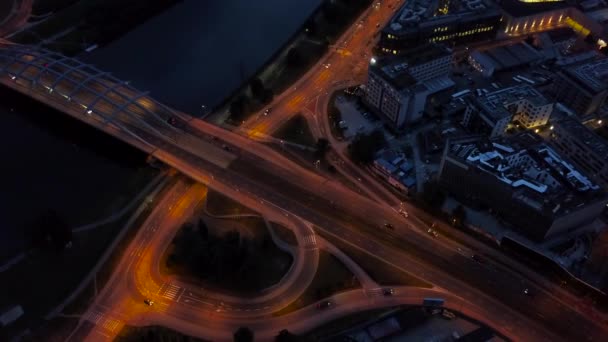 Circulation nocturne sur l'autoroute de Cracovie, un pont traversant la Vistule — Video