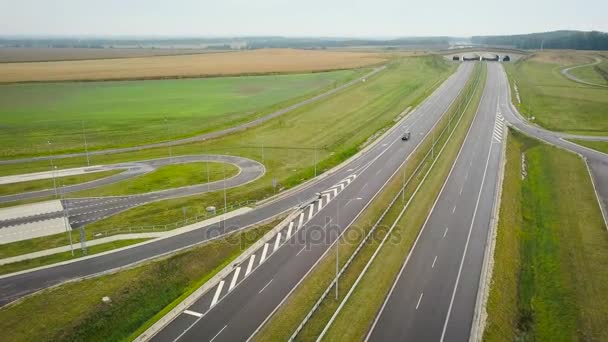 Αεροφωτογραφία του ένα φορτηγό και άλλα αυτοκίνητα της κυκλοφορίας οδηγείτε κατά μήκος ενός αυτοκινητόδρομου στην Πολωνία — Αρχείο Βίντεο