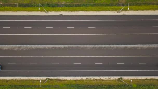 Widok z lotu ptaka ciężarówki i innego ruchu, jazdy wzdłuż autostrady w Polsce — Wideo stockowe