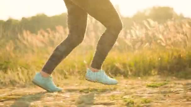 Mulher corre ao ar livre ao pôr do sol — Vídeo de Stock