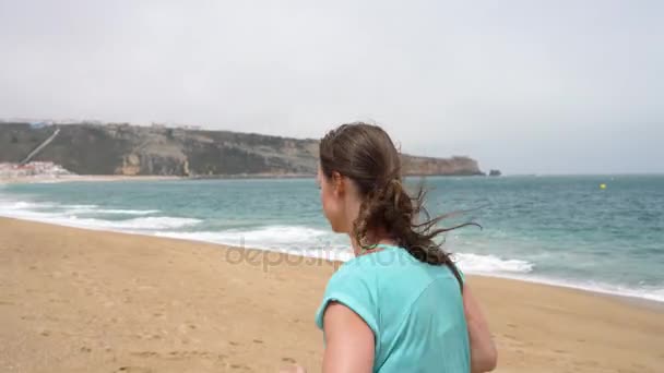 Mulher atlética correndo ao longo da praia — Vídeo de Stock