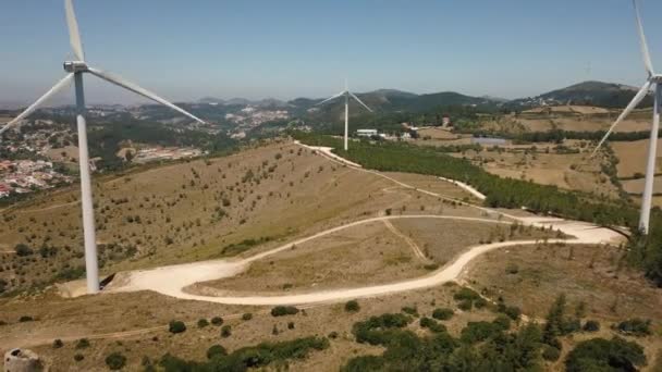 Luftaufnahme energieerzeugender Windenergieanlagen, Portugal — Stockvideo