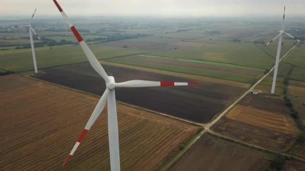 Пташиного польоту енергії, виробляючи вітрових турбін, Польща — стокове відео
