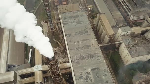 Factory smoke stack - olja raffinaderier, petrokemisk eller kemisk fabrik — Stockvideo