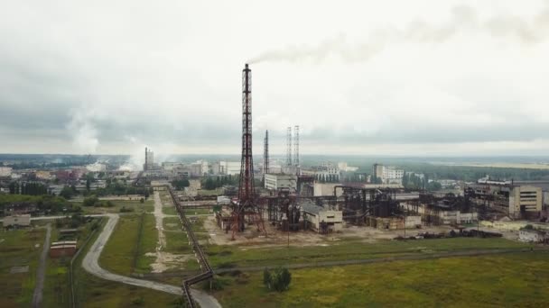 Factory smoke stack - olja raffinaderier, petrokemisk eller kemisk fabrik — Stockvideo