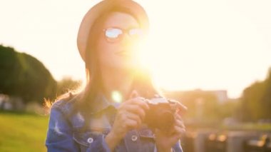 Kız bir film kamerada şehir ve doğa ve sights alarak fotoğraf yürüyor