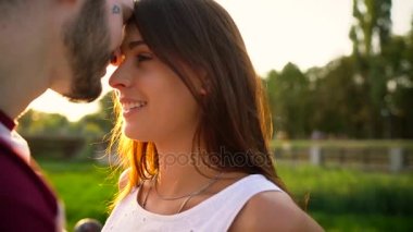 Gün batımında sokakta öpüşme aşık genç Çift
