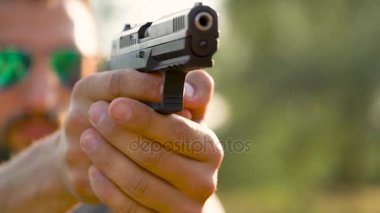 Silahlı genç adam yakın bir vur hedefliyor