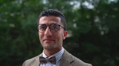 Adam gözlük gülümseyen genç bir Arap portresi