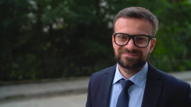 Resmi elbiseli bir genç gülümseyen beyaz adam portresi