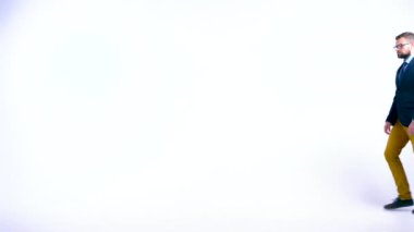 Polis işadamı arkadaki silahla tehdit ediyor