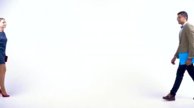 İki iş ortakları birbirine studio karşılama el sıkışın. Ağır çekim