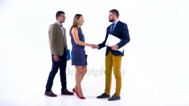 Grup üç iş ortakları birbirine studio karşılama el salla. Ağır çekim