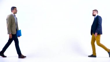 İki iş ortakları birbirine studio karşılama el sıkışın. Ağır çekim