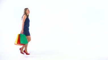 Kadın müşteri çok renkli alışveriş torbaları Studio beyaz arka plan üzerinde tutarak. Lets go alışveriş kavramı