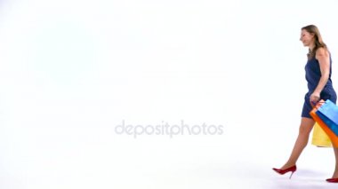 Kadın müşteri çok renkli alışveriş torbaları Studio beyaz arka plan üzerinde tutarak. Lets go alışveriş kavramı