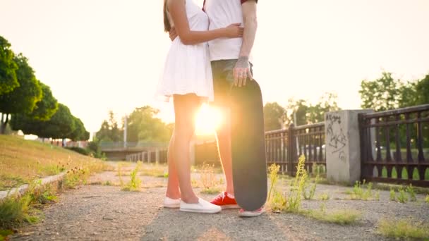 Pareja joven enamorada besándose en la calle al atardecer — Vídeo de stock