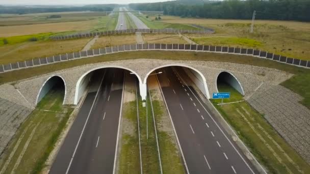 Vista aérea de um caminhão e outro tráfego que conduz ao longo de uma estrada na Polônia — Vídeo de Stock
