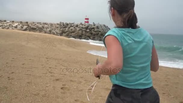 Mujer atlética corriendo por la playa — Vídeo de stock