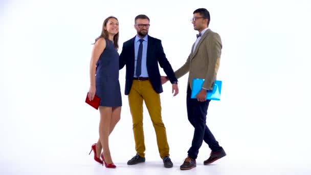 스튜디오 카메라에 포즈를 취하는 3 명의 비즈니스 파트너의 그룹. 슬로우 모션 — 비디오