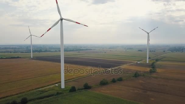 Vista aérea de las turbinas eólicas productoras de energía, Polonia — Vídeo de stock