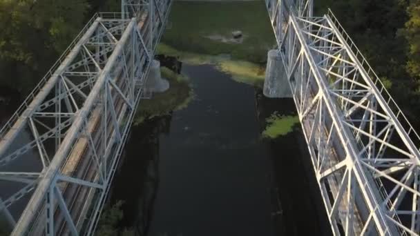 Puente ferroviario, filmación desde la parte superior - levantamiento aéreo — Vídeos de Stock