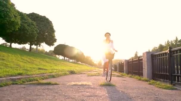 일몰에 자전거를 타고 젊은 아름 다운 여자. 슬로우 모션 — 비디오