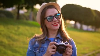 Kız bir film kamerada şehir ve doğa ve sights alarak fotoğraf yürüyor