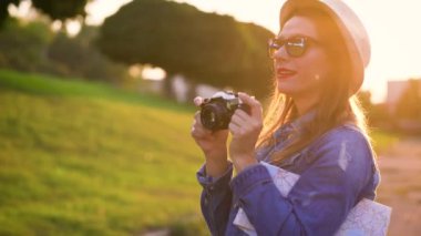 Kız bir film kamerada şehir ve doğa ve sights alarak fotoğraf yürüyor