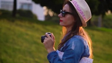 Kız bir film kamerada şehir ve doğa ve sights alarak fotoğraf yürüyor